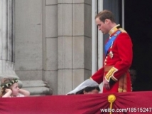 威廉王子结婚了，在阳台的世纪之吻，