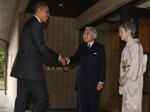 奥巴马给日本天皇和沙特国王鞠躬的照片